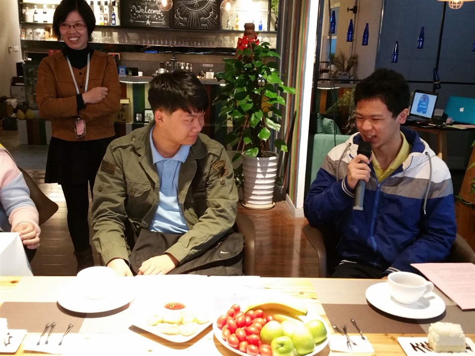 余同學(xué)回答問(wèn)題 余同學(xué)回答問(wèn)題