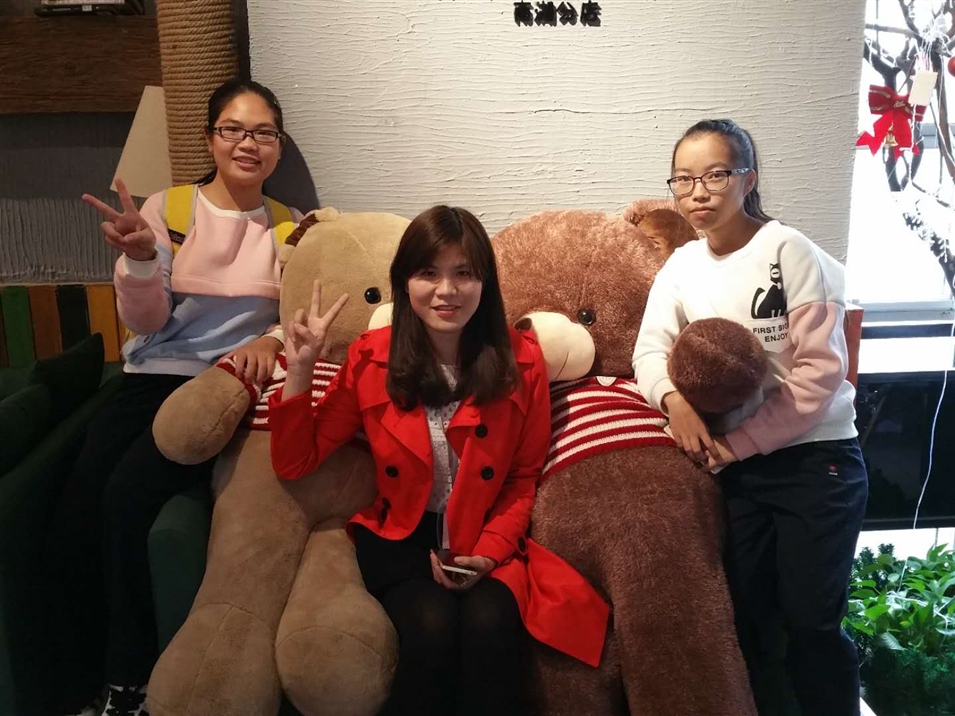 金沛日語(yǔ)教師馮老師和學(xué)員 金沛日語(yǔ)教師馮老師和學(xué)員