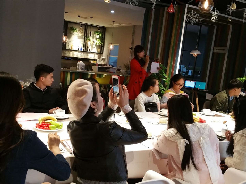 馮老師在講解日語(yǔ)學(xué)習(xí) 馮老師在講解日語(yǔ)學(xué)習(xí)