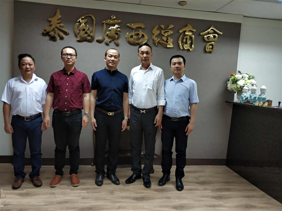 從左往右依次為國際部合伙人林健偉先生（左一），國際部總監(jiān)吳琪先生（左二），執(zhí)行董事粟宥朝先生（左三），商會主席李宇明（右二），國際部合伙人黃文超先生（右一）