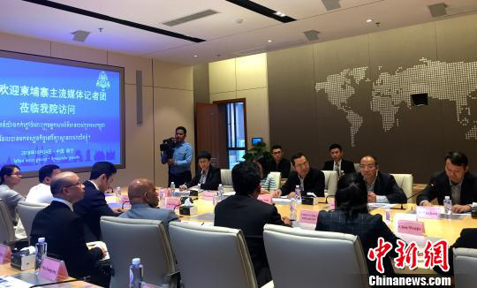 柬埔寨主流媒體采訪團在廣西大學與師生交流。