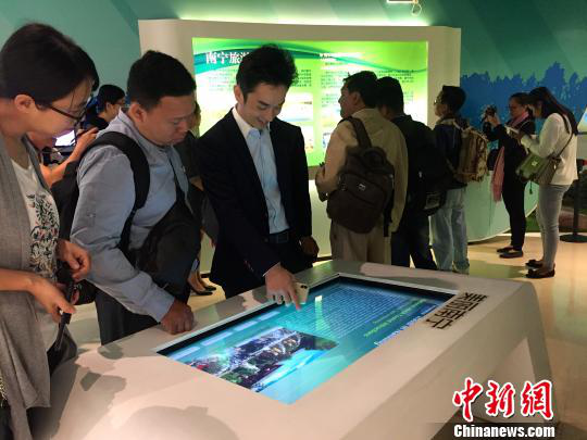 柬埔寨主流媒體采訪團參觀南寧市規(guī)劃館。