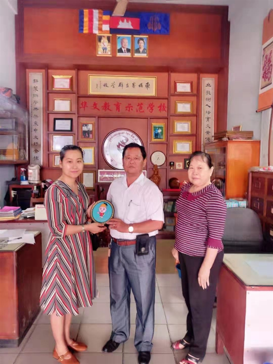 與柬埔寨立群學校謝校長（左一）和蕭主任（右一）合影